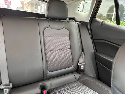 Used 2025 Chevrolet Trax LT FWD image 36