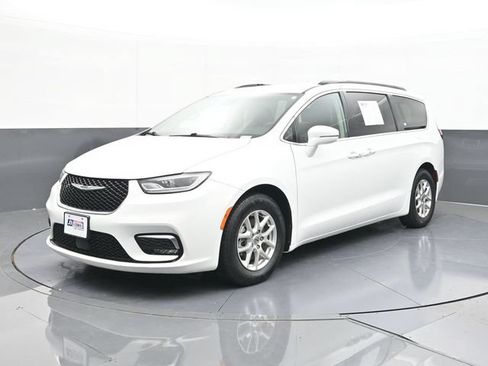 Used 2022 Chrysler Pacifica Touring-L FWD image 4