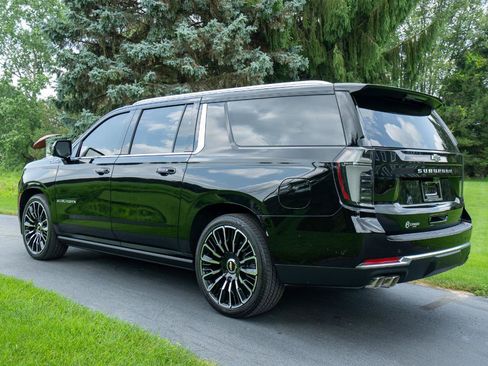Used 2026 Chevrolet Suburban High Country AWD/4WD image 4