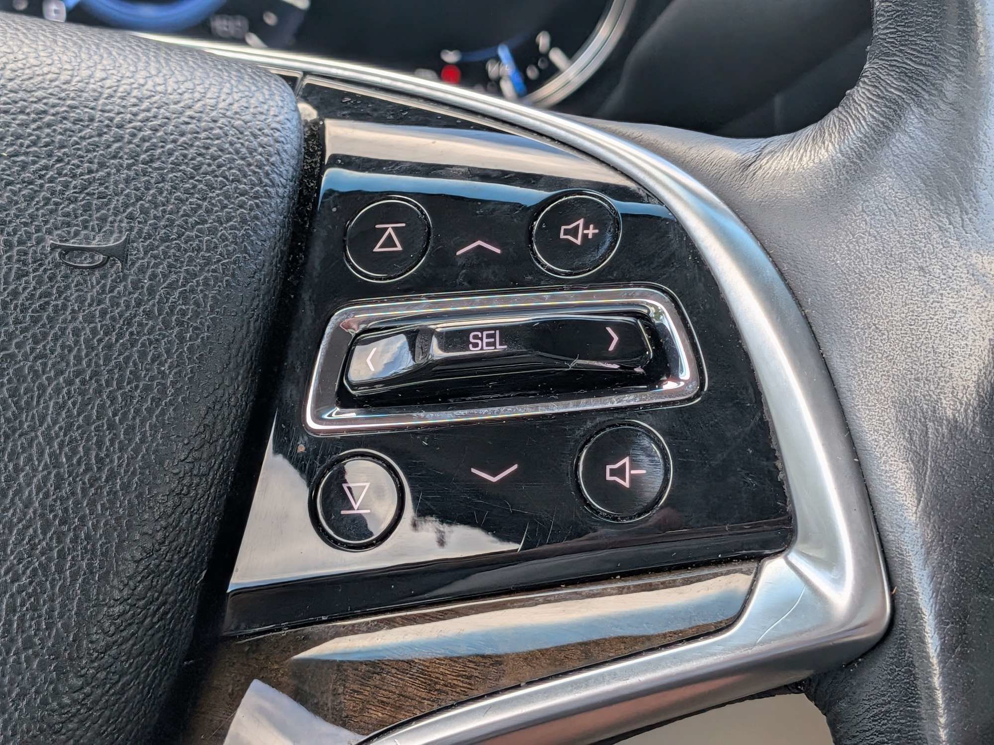 Used 2018 Cadillac Escalade ESV Luxury RWD image 29