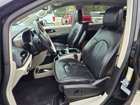 Used 2017 Chrysler Pacifica Limited image 7