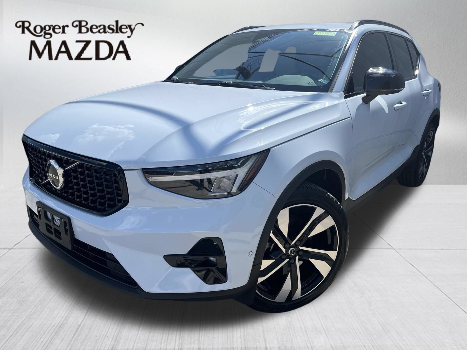 Used 2024 Volvo XC40 B5 Plus w/ Protection Package Premier AWD/4WD image 1