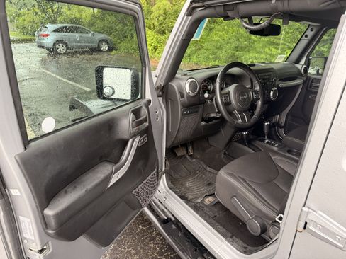 Used 2017 Jeep Wrangler Unlimited Rubicon w/ Connectivity Group AWD/4WD image 10