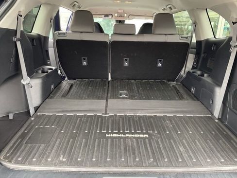 Used 2023 Toyota Highlander LE image 9