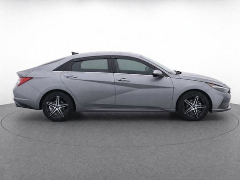 Used 2023 Hyundai Elantra Limited FWD image 4
