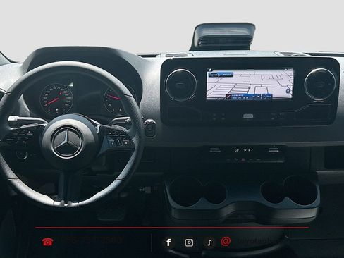 Used 2025 Mercedes-Benz Sprinter 2500 image 21