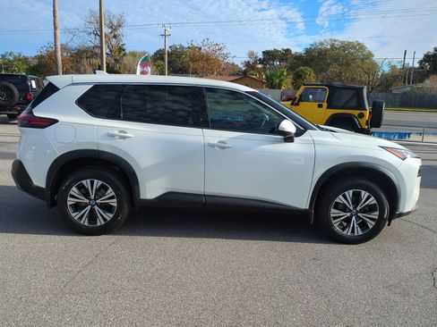 Used 2021 Nissan Rogue SV image 3