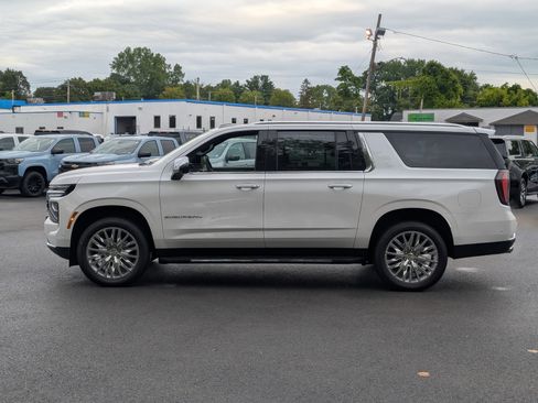 New 2025 Chevrolet Suburban Premier image 14