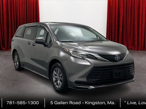 Certified 2023 Toyota Sienna LE image 3