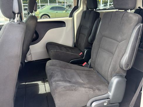 Used 2016 Dodge Grand Caravan SXT FWD image 12