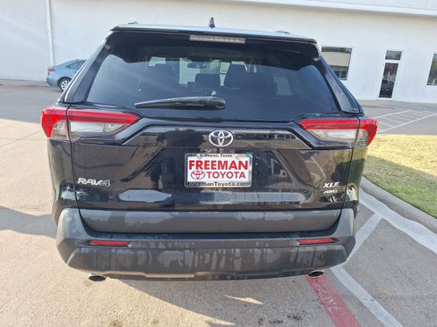 Used 2021 Toyota RAV4 XLE image 5