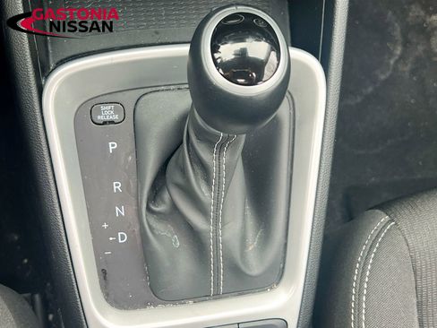 Used 2025 Hyundai Venue SEL image 21