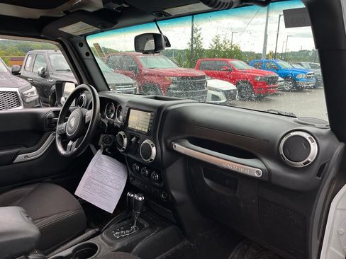 Used 2017 Jeep Wrangler Sahara w/ Connectivity Group AWD/4WD image 10