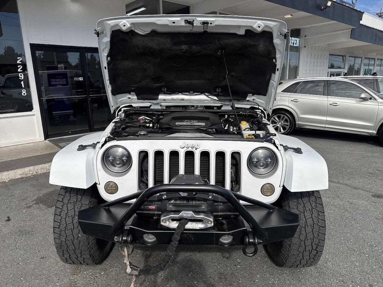 Used 2016 Jeep Wrangler Unlimited Sahara w/ Connectivity Group AWD/4WD image 12