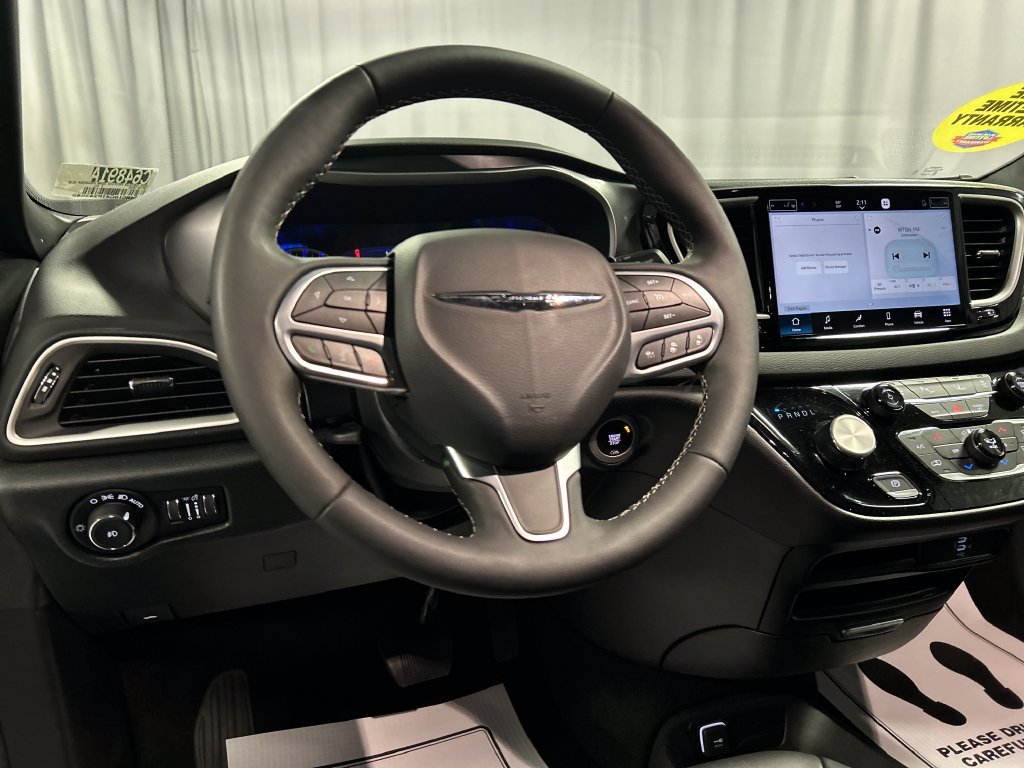 Used 2026 Chrysler Pacifica Select FWD image 15