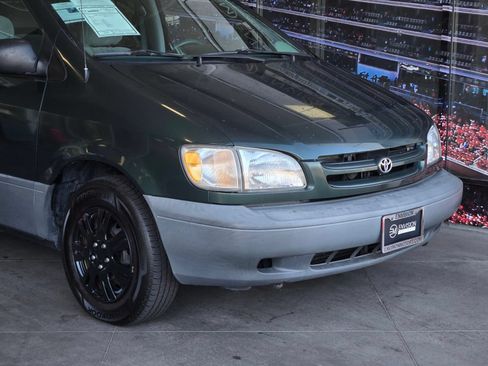 Used 2000 Toyota Sienna LE FWD image 2