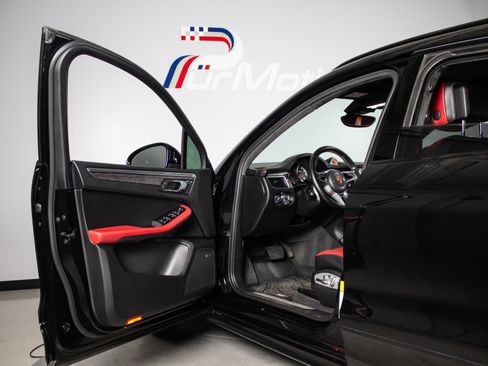 Used 2018 Porsche Macan Turbo AWD/4WD image 16
