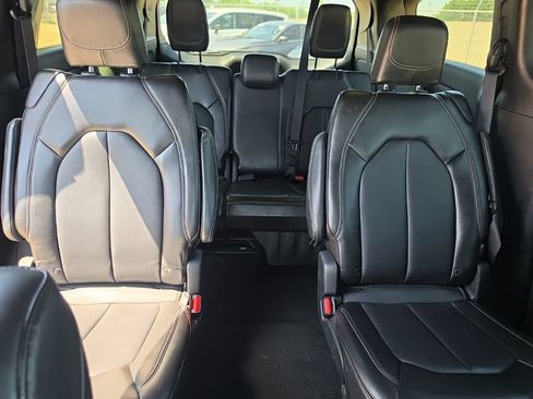 Used 2025 Chrysler Pacifica Select FWD image 9