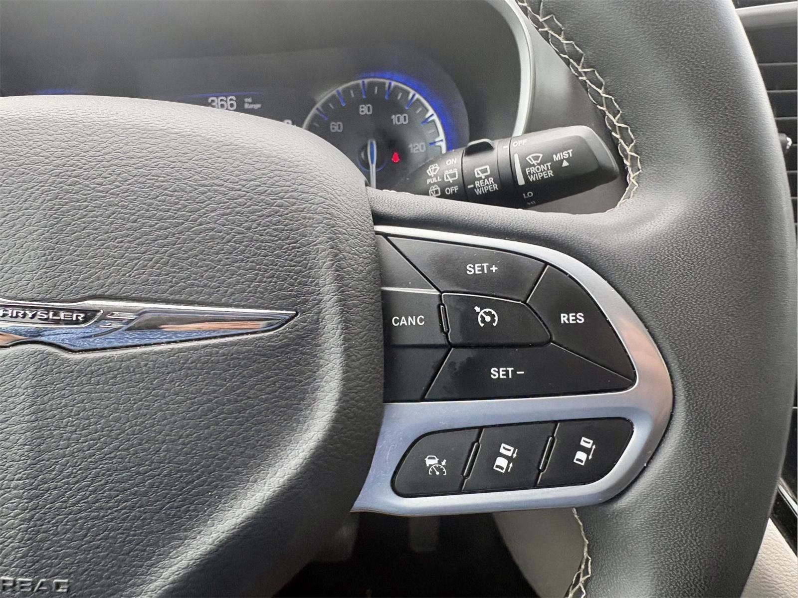 Used 2023 Chrysler Pacifica Touring-L FWD image 17