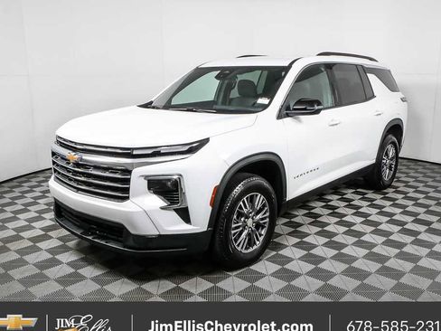 Certified 2025 Chevrolet Traverse LT image 1