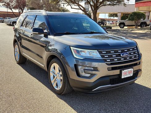 Used 2017 Ford Explorer XLT w/ Equipment Group 202A image 6