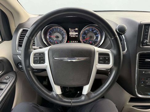 Used 2016 Chrysler Town & Country Touring image 17