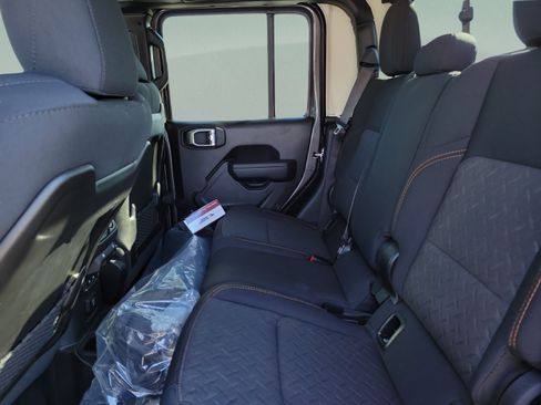 Used 2024 Jeep Gladiator Mojave AWD/4WD image 8