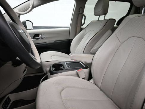 Used 2018 Chrysler Pacifica Limited w/ Advanced Safetytec Group FWD image 11