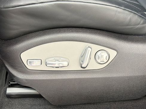 Certified 2025 Porsche Macan AWD/4WD image 16