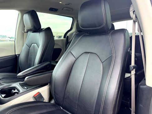 Used 2024 Chrysler Pacifica Select image 14