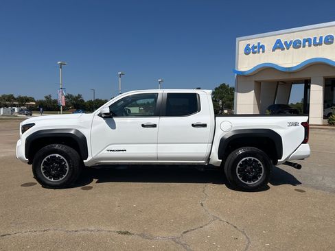 Used 2025 Toyota Tacoma TRD Off-Road image 8
