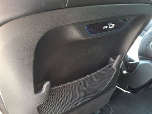 Used 2024 Chrysler Pacifica Limited FWD image 16