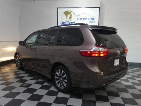 Used 2018 Toyota Sienna XLE Premium image 11