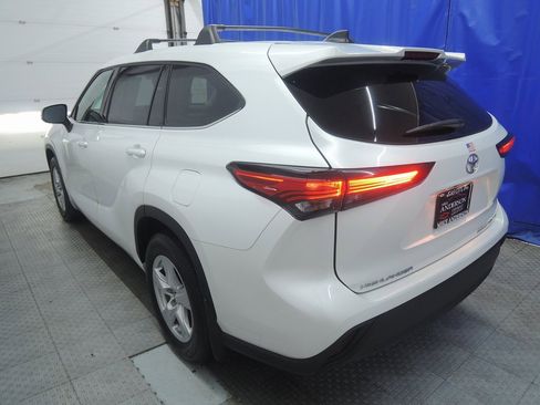 Used 2022 Toyota Highlander LE image 7