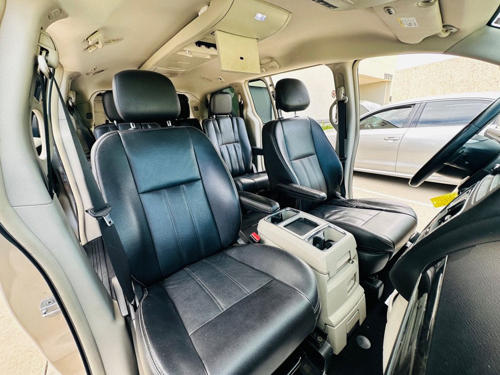 Used 2014 Chrysler Town & Country Touring FWD image 25