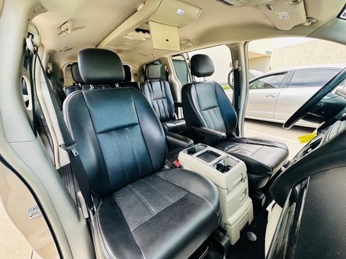 Used 2014 Chrysler Town & Country Touring FWD image 25