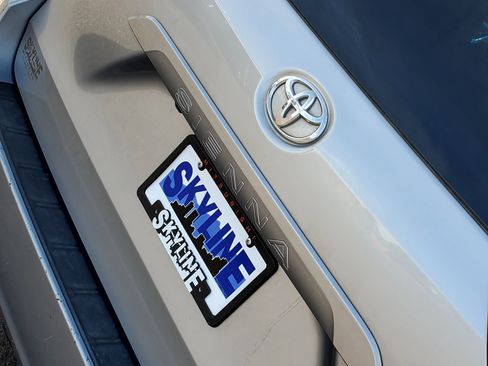 Used 2018 Toyota Sienna LE image 8