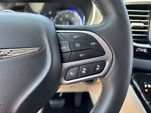 Used 2023 Chrysler Pacifica Touring-L FWD image 30