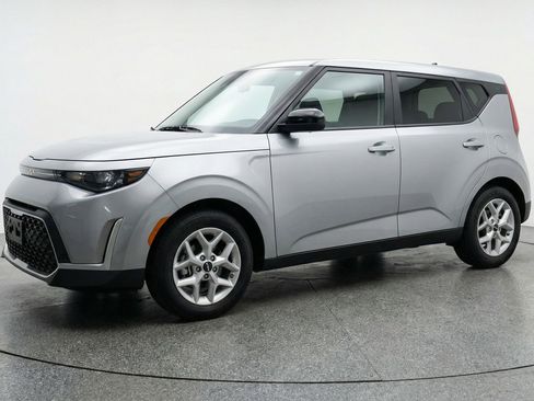 Used 2025 Kia Soul LX w/ LX Technology Package FWD image 3