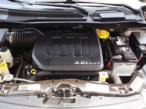 Used 2016 Chrysler Town & Country Touring-L FWD image 56