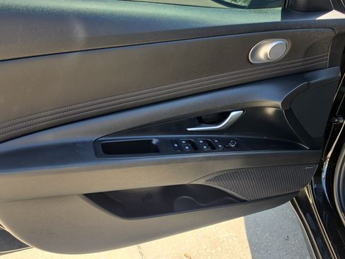 Used 2023 Hyundai Elantra Limited FWD image 17