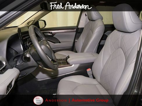 Used 2024 Toyota Highlander Platinum FWD image 13