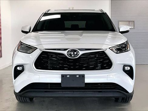 Used 2022 Toyota Highlander XLE image 6