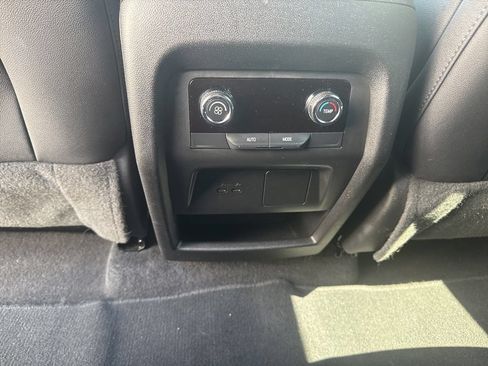 Used 2025 Chevrolet Traverse LT FWD image 16