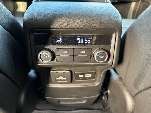 Used 2023 GMC Acadia SLT image 11