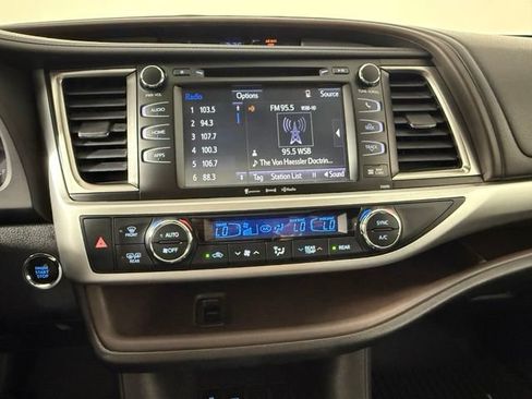 Used 2019 Toyota Highlander XLE FWD image 21
