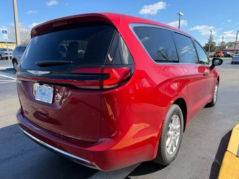 New 2026 Chrysler Pacifica Select image 11