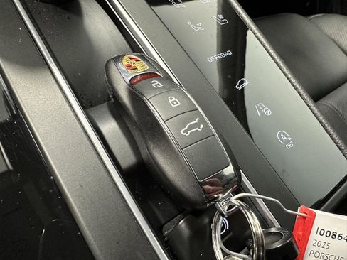 Certified 2025 Porsche Macan AWD/4WD image 46