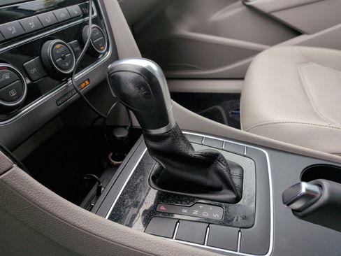 Used 2017 Volkswagen Passat 1.8T R-Line w/ R-Line Lighting Package image 25