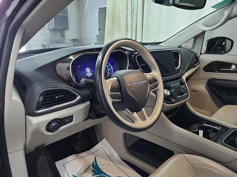 Used 2021 Chrysler Pacifica Limited w/ Uconnect Theater Family Group image 10